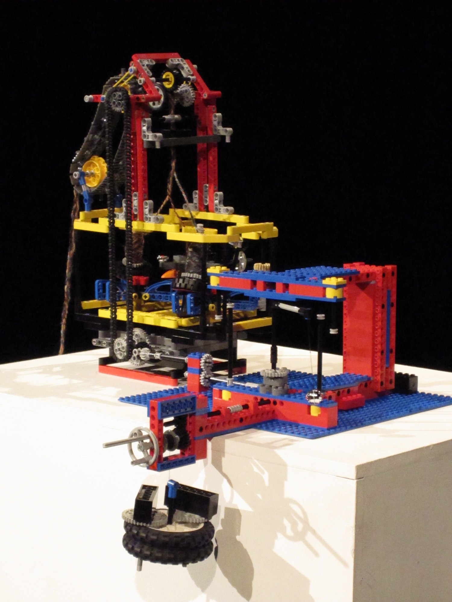 Plaiting machine made of LEGO by Alex Allmont Oxford, 2010