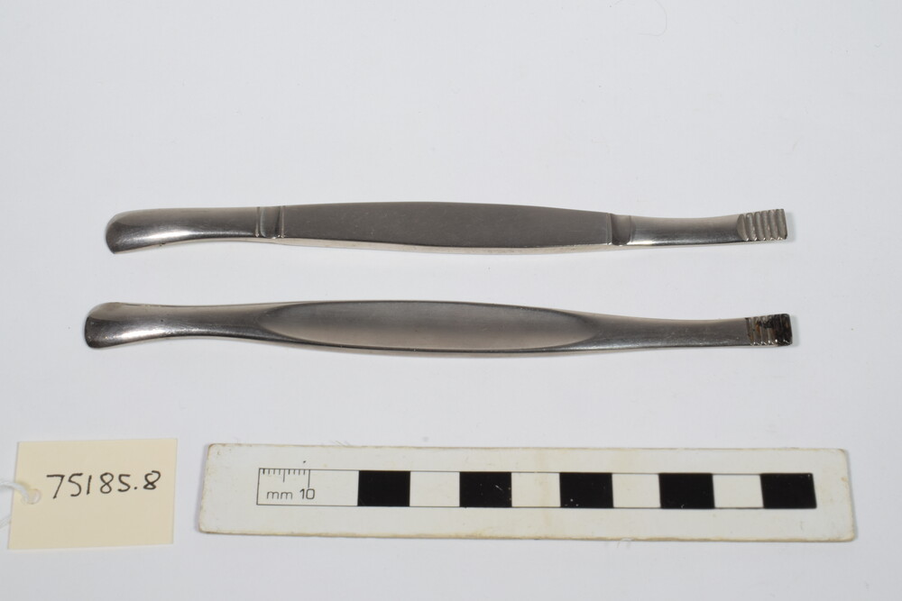 preview image for A pair of spatulas from Miscellaneous Surgical Instruments and Tray in Case