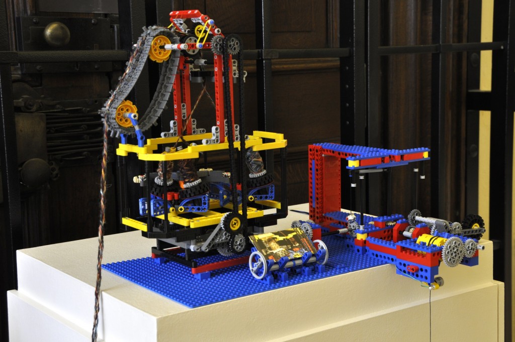Plaiting machine made of LEGO Alex Allmont Oxford, 2010 Plaiting machine made of LEGO Alex Allmont Oxford, 2010